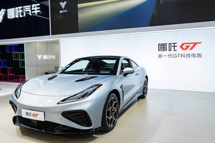 成都43哪吒汽车在智能汽车领域的表现，领途汽车在新能源汽车市场中的影响力